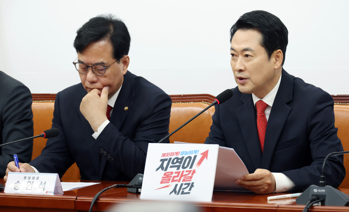 ▲국민의힘 장동혁 대표가 11일 국회에서 열린 최고위원회의에서 발언하고 있다. 왼쪽은 송언석 원내대표. (연합뉴스)