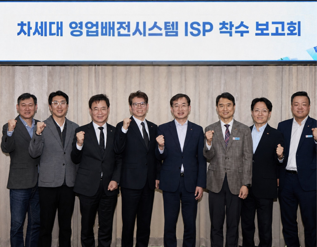 ▲LG CNS 공공·통신·교육AX사업담당 이호군 상무(왼쪽 4번째)와 한국전력 백우기 영업본부장(오른쪽 4번째) 등 관계자들이 착수보고회에서 기념사진을 촬영하는 모습. (사진제공=LG CNS)