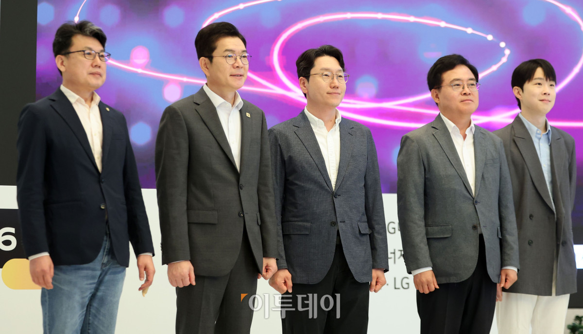 ▲정원오 더불어민주당 서울시장 후보가 11일 서울 마곡동 LG사이언스파크를 방문해 기념촬영을 하고 있다. 왼쪽부터 진성준 더불어민주당 의원, 정 후보, 임우형 LG AI연구원장, 진교훈 강서구청장 후보. 국회사진기자단