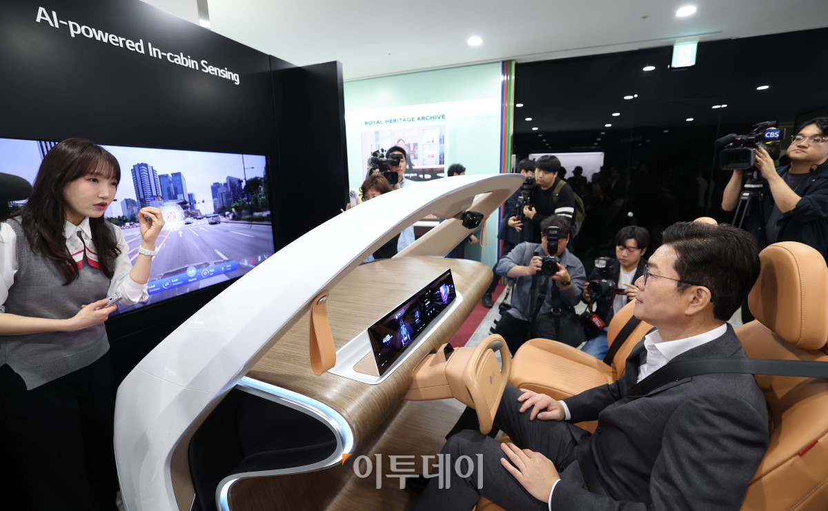 ▲정원오 더불어민주당 서울시장 후보가 11일 서울 마곡동 LG사이언스파크를 방문해 LG AI연구원이 개발한 첨단 운전자 모니터링 시스템 체험을 하고 있다. 국회사진기자단