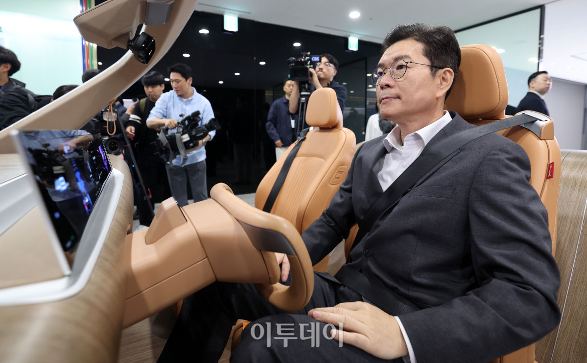 ▲정원오 더불어민주당 서울시장 후보가 11일 서울 마곡동 LG사이언스파크를 방문해 LG AI연구원이 개발한 첨단 운전자 모니터링 시스템 체험을 하고 있다. 국회사진기자단