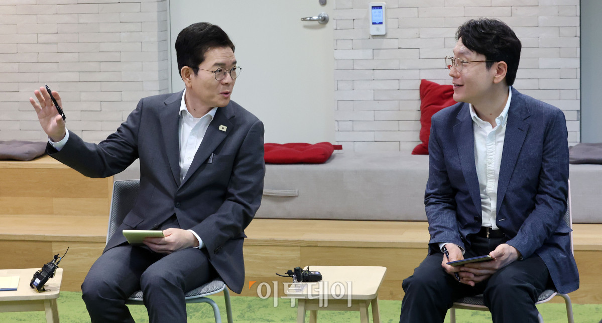 ▲정원오(왼쪽) 더불어민주당 서울시장 후보가 11일 서울 마곡동 LG사이언스파크를 방문해 임우형 LG AI연구원장과 대화를 하고 있다. 국회사진기자단