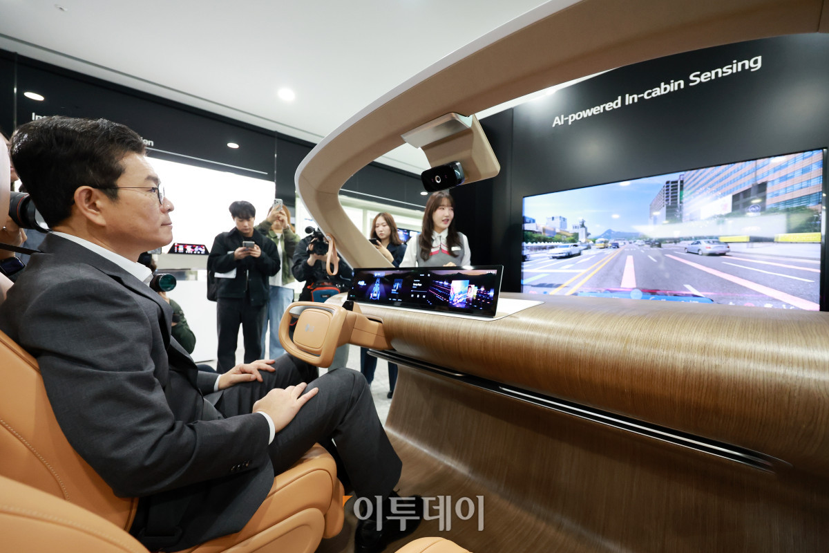 ▲정원오 더불어민주당 서울시장 후보가 11일 서울 마포구 LG사이언스파크를 방문해  LG AI 첨단운전자 모니터링 시스템을 체험하고 있다. 국회사진기자단