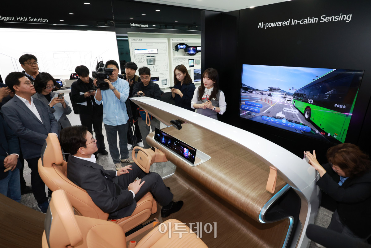 ▲정원오 더불어민주당 서울시장 후보가 11일 서울 마포구 LG사이언스파크를 방문해  LG AI 첨단운전자 모니터링 시스템을 체험하고 있다. 국회사진기자단