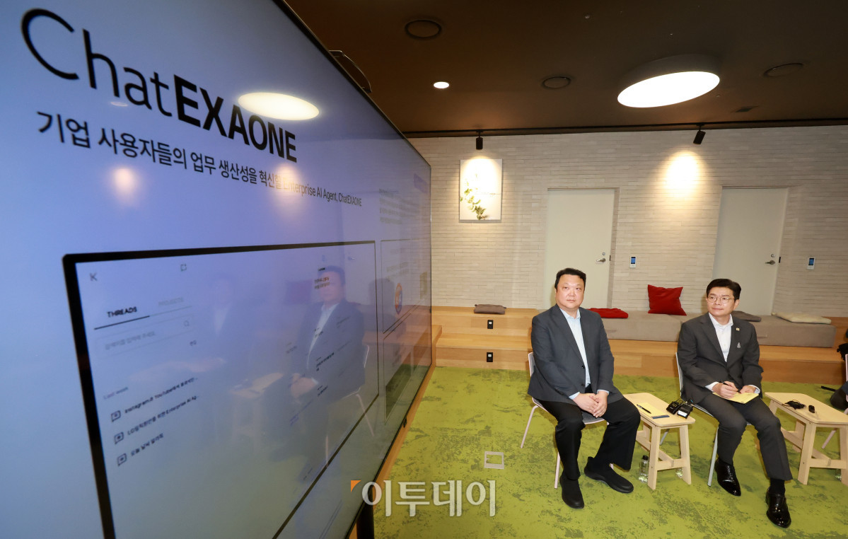 ▲정원오 더불어민주당 서울시장 후보가 11일 서울 마포구 LG사이언스파크를 방문해 AI 모델 '엑사원(EXAONE)'을 체험하고 있다. 국회사진기자단