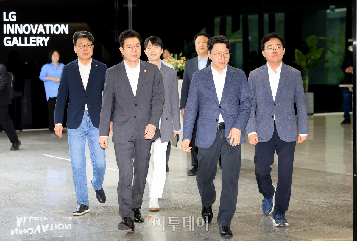 ▲정원오 더불어민주당 서울시장 후보가 11일 서울 마포구 LG사이언스파크를 방문하고 있다. 국회사진기자단정 후보는 이날 구로·가산 디지털단지 일대의 피지컬 AI(인공지능) 실증경제 중심지 육성 등 내용이 담긴 'AI G2 서울' 공약을 발표했다.