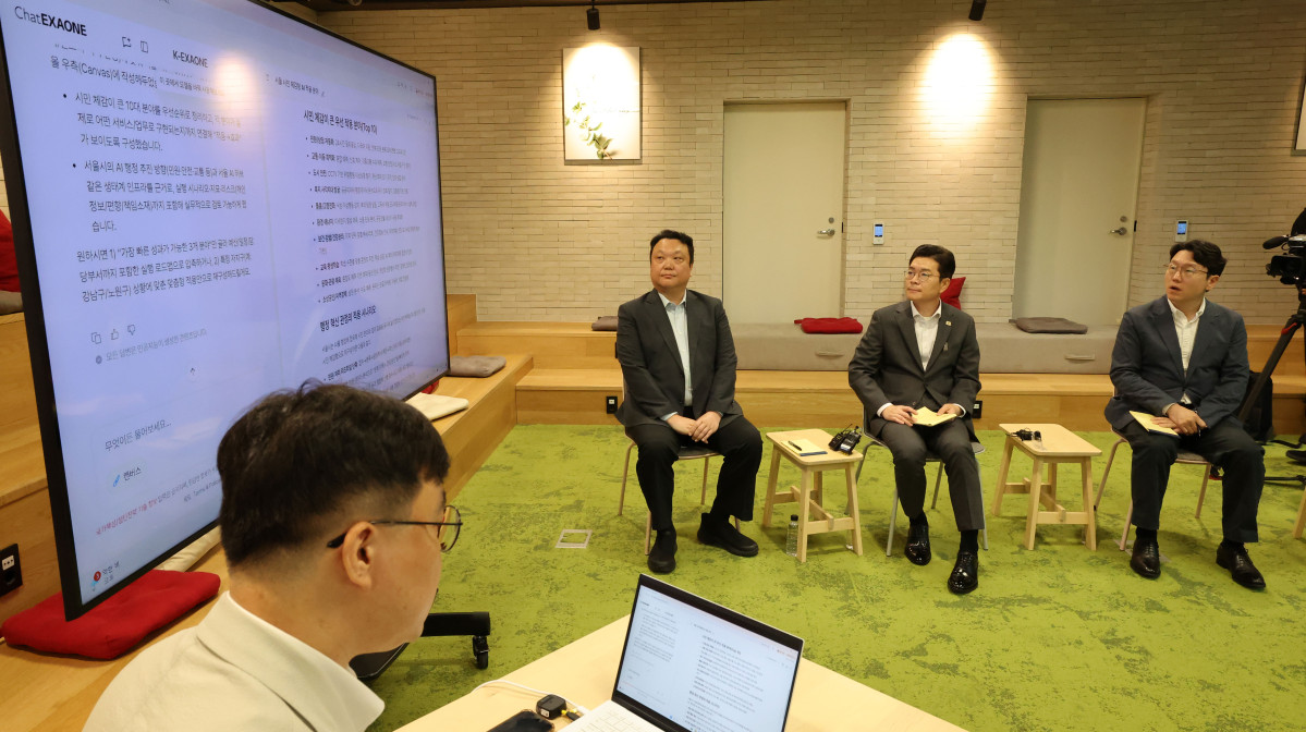 ▲더불어민주당 정원오 서울시장 후보가 11일 서울 강서구 마곡 LG사이언스파크를 방문해 LG AI 연구원이 개발한 챗 엑사원(EXAONE) 시연을 바라보고 있다. 사진=연합뉴스