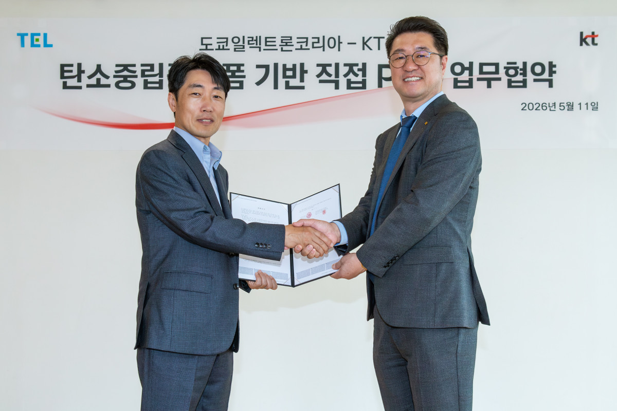 ▲김용남 KT Enterprise부문 법인사업본부장(오른쪽)과 이선길 도쿄일렉트론코리아 기술총괄부문장(왼쪽)이 기념사진 촬영하는 모습. (사진제공=KT)