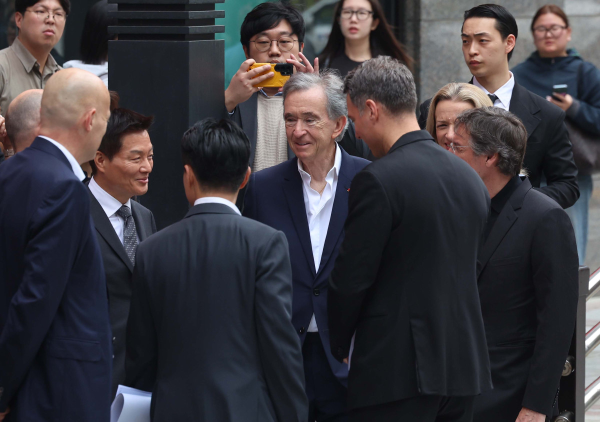 ▲베르나르 아르노 루이뷔통모에헤네시(LVMH) 회장이 11일 서울 중구 신세계백화점 본점 루이비통 비저너리 저니 서울에 들어서고 있다. 신태현 기자 holjjak@