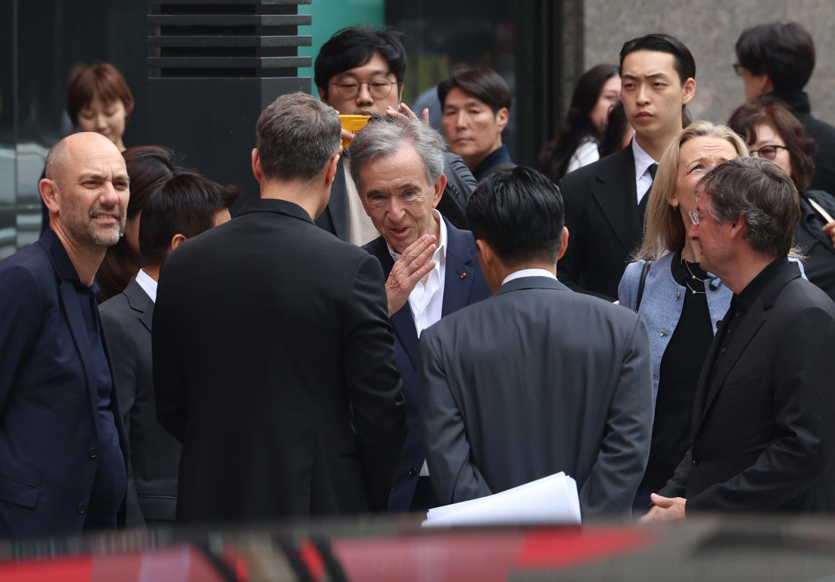 ▲베르나르 아르노 루이뷔통모에헤네시(LVMH) 회장이 11일 서울 중구 신세계백화점 본점 루이비통 비저너리 저니 서울에 들어서고 있다. 신태현 기자 holjjak@