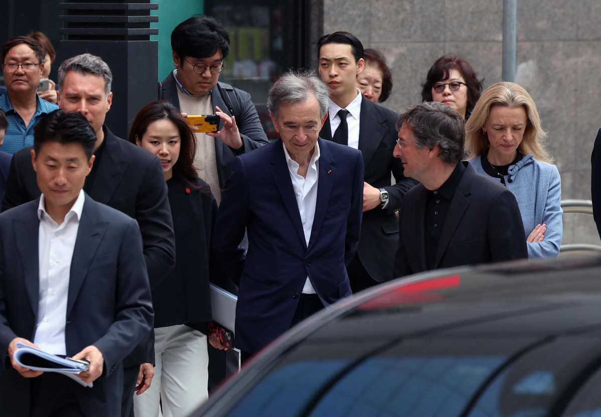 ▲베르나르 아르노 루이뷔통모에헤네시(LVMH) 회장이 11일 서울 중구 신세계백화점 본점 루이비통 비저너리 저니 서울에 들어서고 있다. 신태현 기자 holjjak@