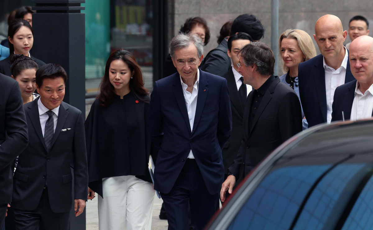 ▲베르나르 아르노 루이뷔통모에헤네시(LVMH) 회장이 11일 서울 중구 신세계백화점 본점 루이비통 비저너리 저니 서울에 들어서고 있다. 신태현 기자 holjjak@