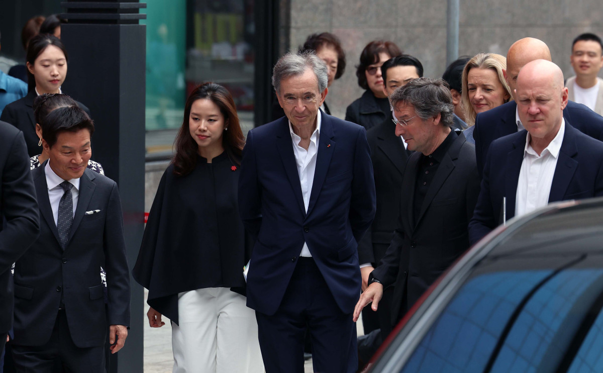 ▲베르나르 아르노 루이뷔통모에헤네시(LVMH) 회장이 11일 서울 중구 신세계백화점 본점 루이비통 비저너리 저니 서울에 들어서고 있다. 신태현 기자 holjjak@