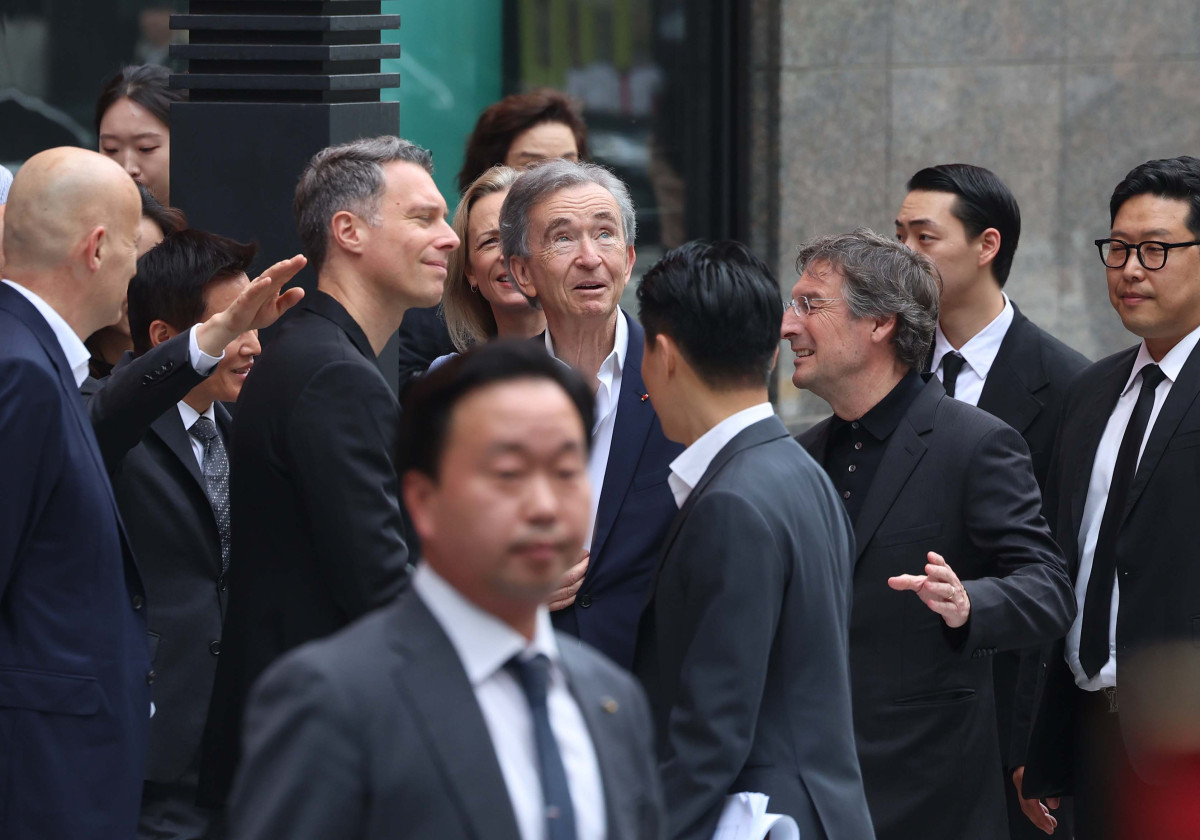 ▲베르나르 아르노 루이뷔통모에헤네시(LVMH) 회장이 11일 서울 중구 신세계백화점 본점 루이비통 비저너리 저니 서울에 들어서고 있다. 신태현 기자 holjjak@