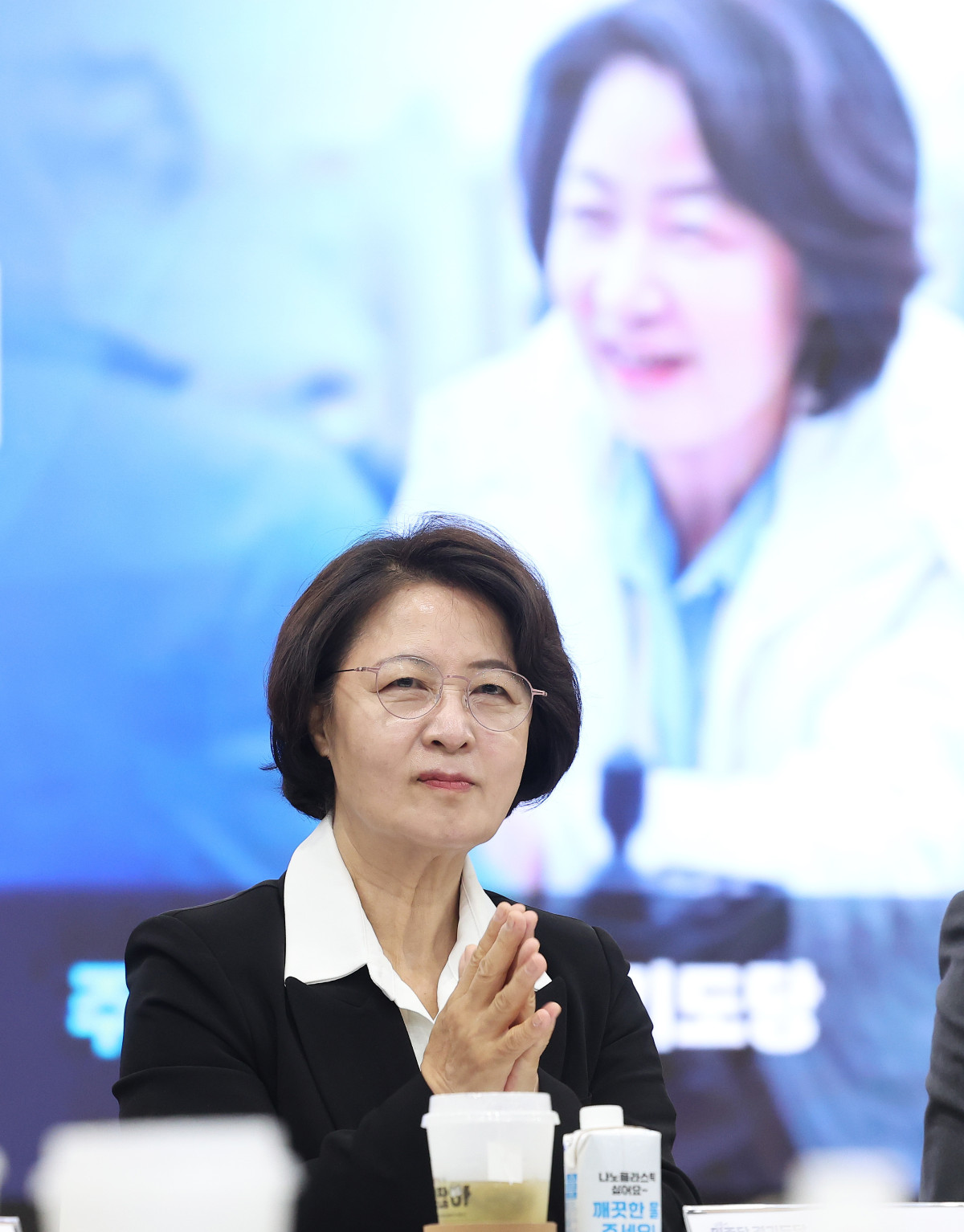 ▲29일 경기도 수원시 경기도의회에서 열린 '더불어민주당 경기도지사 후보와 함께하는 지역위원회 현안 간담회'에서 추미애 후보가 손뼉을 치고 있다. (연합뉴스)