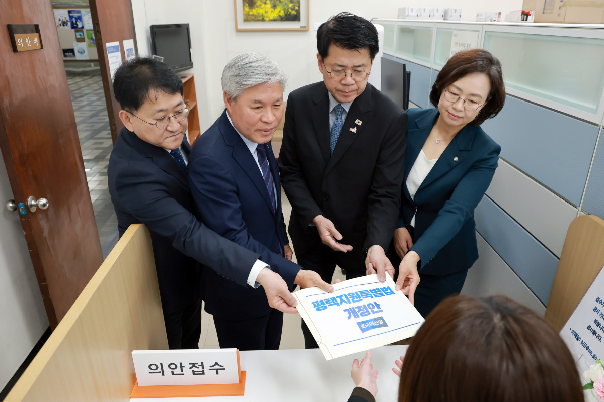 ▲조국혁신당 서왕진 원내대표가 11일 국회 의안과에 '주한미군기지 이전에 따른 평택시 등의 지원 등에 관한 특별법'(평택지원특별법) 개정안을 제출하고 있다. (왼쪽부터) 조국혁신당 차규근 의원, 서 원내대표, 김준형 정책위의장, 백선희 의원. (연합뉴스)