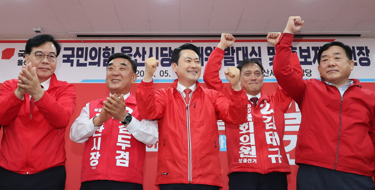 ▲국민의힘 장동혁 대표가 11일 울산시 남구 울산시당에서 열린 '6·3 지방선거 울산선대위 발대식 및 공천장 수여식'에서 두 주먹을 쥐며 선거 승리를 다짐하고 있다. (연합뉴스)