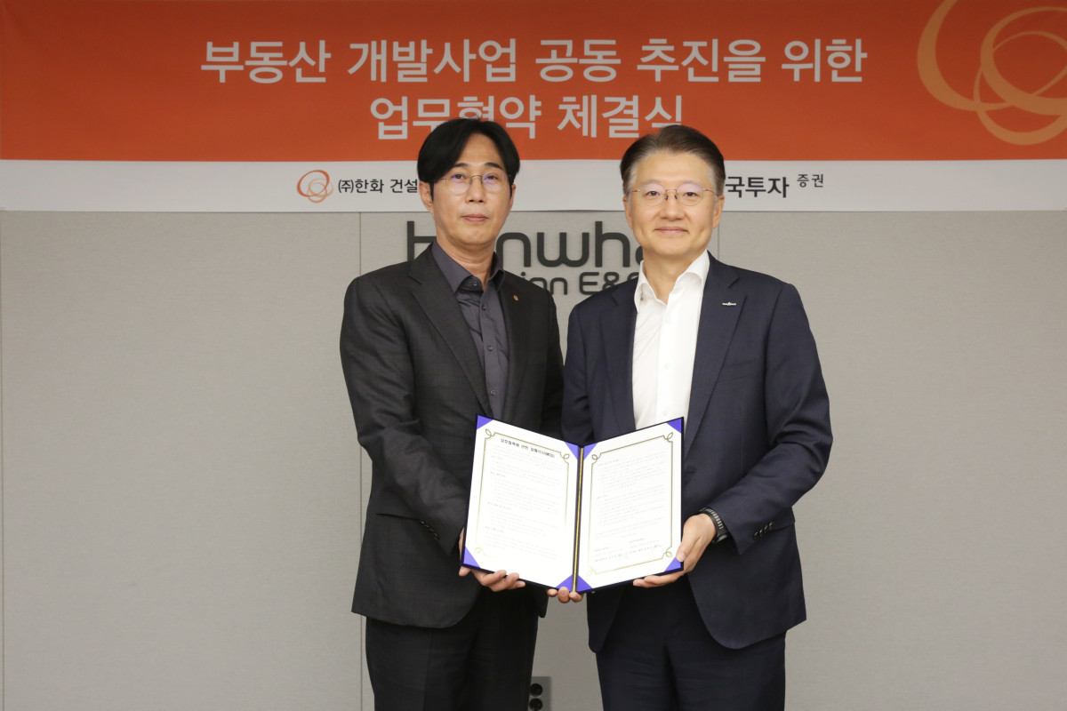 ▲㈜한화 건설부문 윤성호 개발사업본부장(왼쪽)과 한국투자증권 방창진 PF그룹장이 ‘부동산 개발사업 공동 추진을 위한 업무협약’을 체결하고 기념촬영을 하고 있다. (사진제공=한화 건설부문)