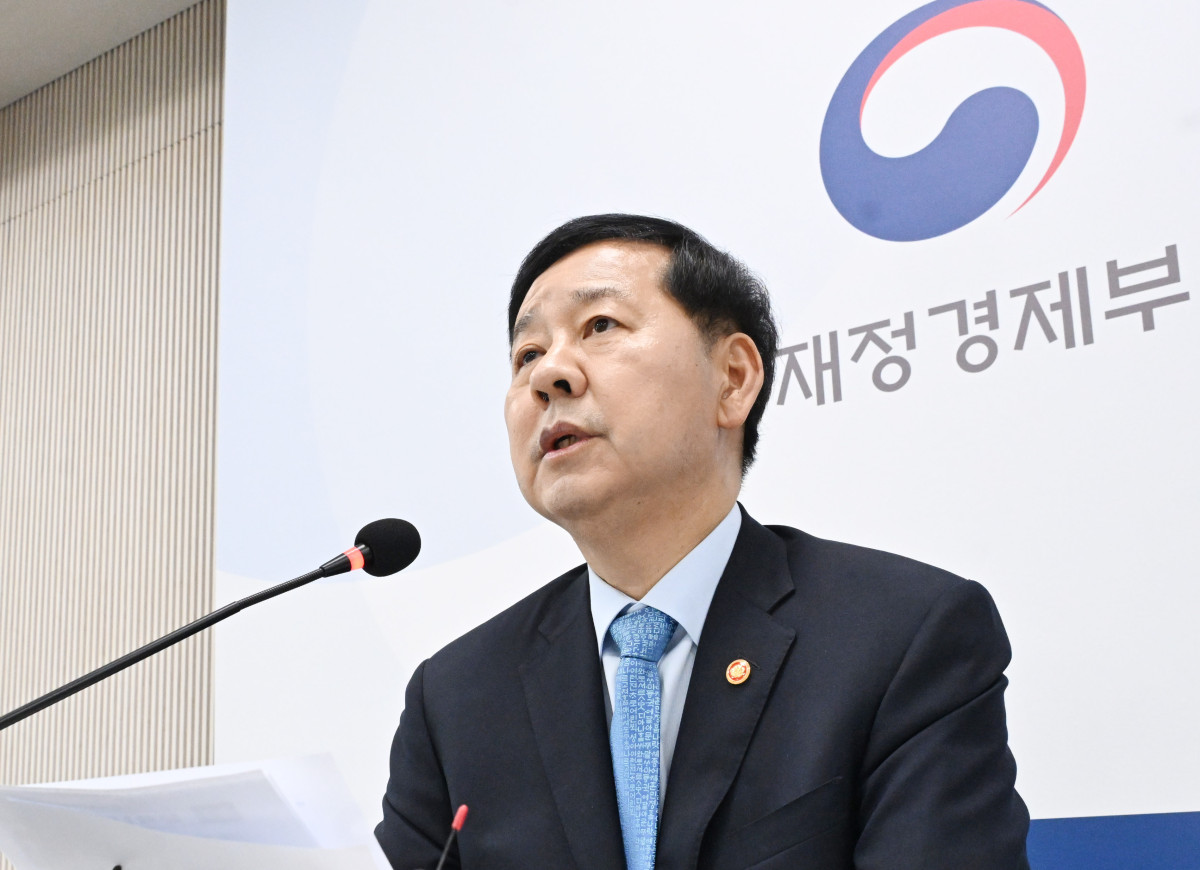 ▲구윤철 부총리 겸 재정경부 장관이 5월 11일 오후 정부세종청사 중앙동 재경부 기자실에서 열린 출입기자간담회에서 모두발언을 하고 있다. (재정경제부)