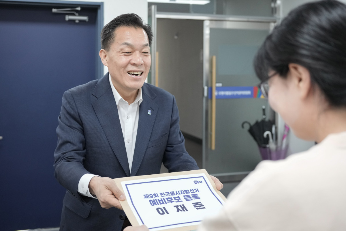 ▲이재준 더불어민주당 수원특례시장 후보가 11일 오전 수원시 팔달구선거관리위원회에서 예비후보 등록을 마치고 등록 서류를 건네받으며 환하게 웃고 있다. (이재준 수원시장 후보 캠프)
