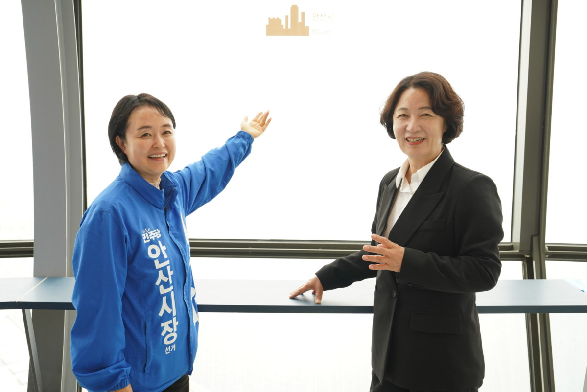 ▲천영미 안산시장 후보(왼쪽)와 추미애 경기도지사 후보(오른쪽)가 11일 시화호 일대 현장 시찰에서 안산시 방면을 바라보며 친환경 에너지 전환 구상을 논의하고 있다. (천영미 안산시장 후보 캠프)