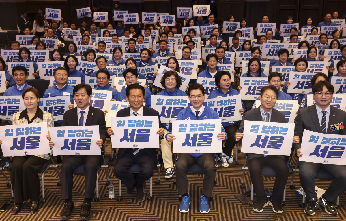 ▲더불어민주당 상임총괄선대위원장인 정청래 대표가 11일 서울 영등포구 여의도 중소기업중앙회 KBIZ홀에서 열린 서울 공천자대회에 참석해 민주당 정원오 서울시장 후보 등 민주당 후보들과 기념 촬영하고 있다. 사진=연합뉴스
