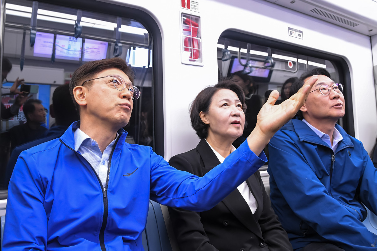 ▲현근택 더불어민주당 용인시장 예비후보(왼쪽)와 추미애 경기도지사 예비후보(가운데)가 11일 용인 기흥구 구성역에서 동탄역으로 향하는 GTX-A 열차에 합동 탑승해 용인 교통 혁신 방안을 논의하고 있다. (현근택 용인시장 후보 캠프)