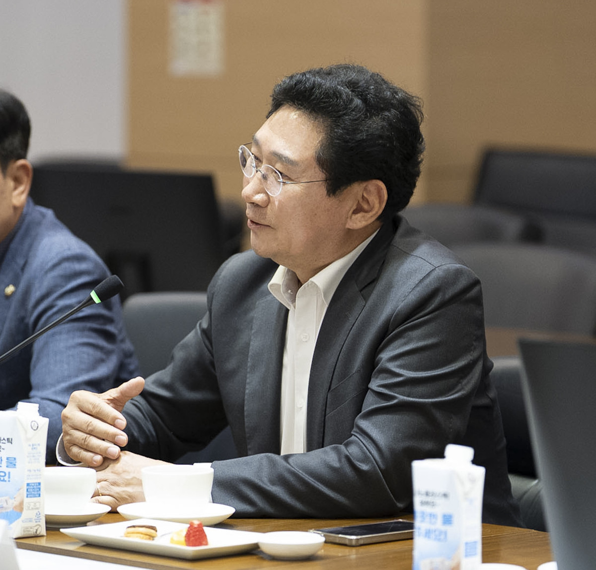 ▲상일 국민의힘 용인특례시장 후보가 11일 삼성전자 반도체 기흥캠퍼스 간담회에서 용인첨단시스템반도체 국가산업단지의 정상 추진을 강조하고 있다. (이상일 용인특례시장 후보 캠프)