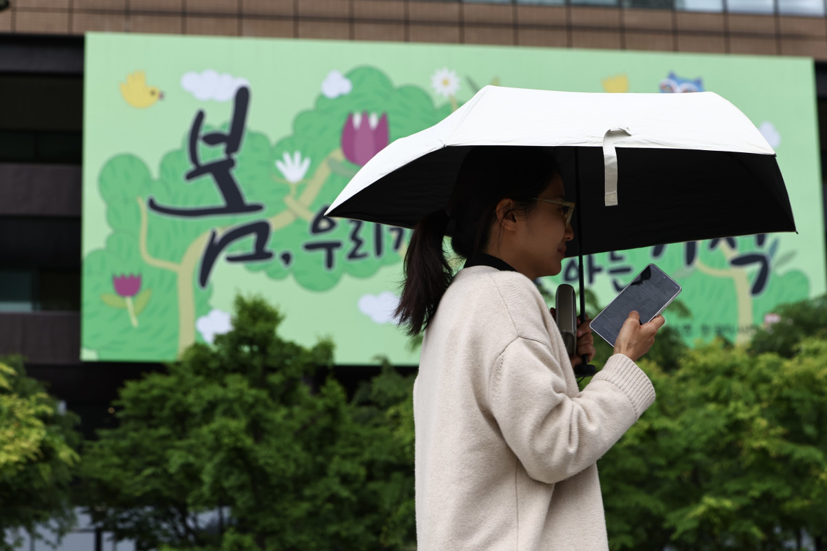 ▲서울 종로구 광화문광장에서 시민이 우산을 쓰고 이동하고 있다. (출처=뉴시스)