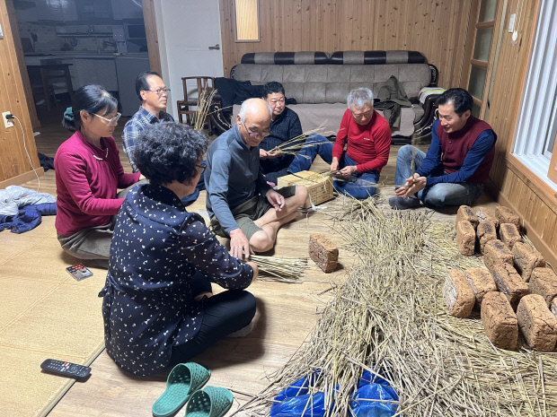 ▲전남 장흥군 유치면 신풍1구 주민들이 전통 발효식품 생산을 위한 짚 손질 작업을 함께하며 주민 주도형 마을기업 운영을 준비하고 있다. (사진제공=장흥군)