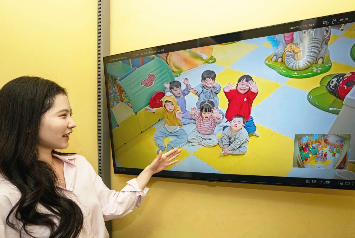 ▲장애 영유아 거주시설 초록나무에 설치된 한화비전 카메라를 통해 아이들의 안전을 살피고 있는 직원. (사진제공=한화비전)