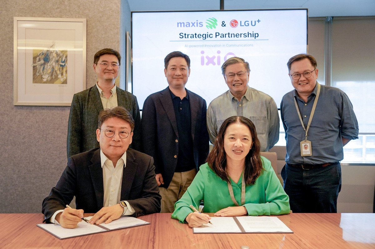 ▲LG유플러스는 말레이시아 선도 통신 사업자인 맥시스(Maxis)와 AI 통화 서비스 ‘익시오(ixi-O)’의 말레이시아 상용 출시를 추진하기로 합의했다고 12일 밝혔다. 홍범식 LG유플러스 대표(뒷줄 왼쪽에서 두 번째)와 맥시스 고 쇼 엥(Goh Seow Eng) CEO(뒷줄 왼쪽에서 세 번째)를 비롯한 양사 주요 경영진이 말레이시아 현지에서 진행된 협약식에서 기념촬영을 하는 모습. (사진제공=LG유플러스)