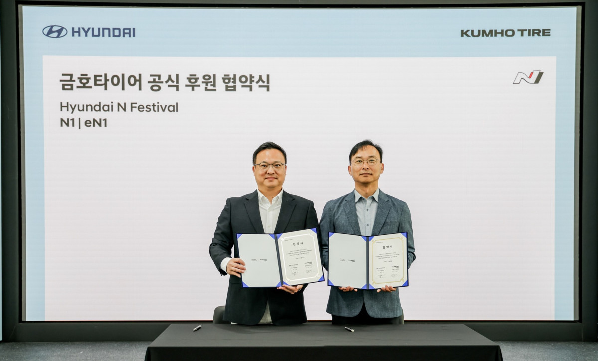 ▲금호타이어 G.마케팅담당 윤민석 상무(사진 오른쪽)와 현대자동차 N브랜드매니지먼트실 박준우 상무(사진 왼쪽)가후원 조인식을 실시하며 기념 사진 촬영을 하고 있다. (사진=금호타이어)