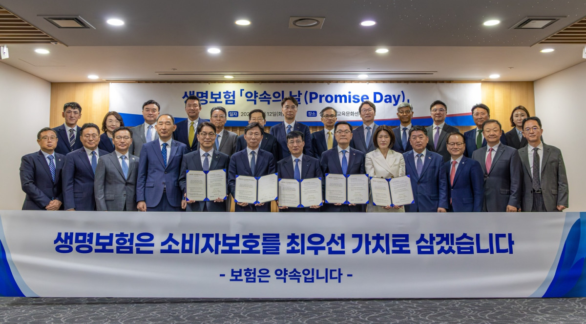 ▲(앞열, 왼쪽부터) 금융감독원 서영일 부원장보, KDB생명 김병철 대표이사, 미래에셋생명 김재식 대표이사, NH농협생명 박병희 대표이사, 신한라이프 천상영 대표이사, 삼성생명 홍원학 대표이사, 생명보험협회 김철주 회장, 한화생명 이경근 대표이사, 라이나생명 조지은 사장, 흥국생명 김형표 대표이사, 동양생명 성대규 사장, 처브라이프 알버트김 대표이사, 금융위원회 김진홍 국장 (뒷열, 왼쪽부터) 생명보험협회 김준 전무, 메트라이프 정의선 부사장, BNP파리바카디프생명 오준석 사장, 푸본현대생명 이재원 대표이사, 하나생명 남궁원 대표이사, DB생명 김영만 사장, 교보생명 박정식 상무, KB라이프 정문철 대표이사, ABL생명 곽희필 사장, IBK연금보험 임문택 대표이사, 교포라이프플래닛 김영석 사장, IM라이프 곽찬희 전무, AIA생명 신혜숙 상무 (사진제공 = 생명보험협회)