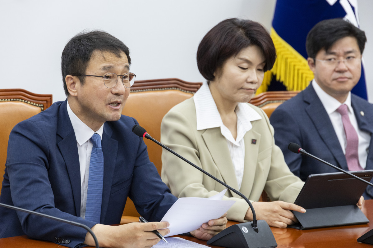 ▲더불어민주당 한병도 원내대표가 12일 국회에서 22대 국회 3기 원내지도부 구성 후 처음으로 열린 원내대책회의에서 발언 하고 있다. 사진=연합뉴스