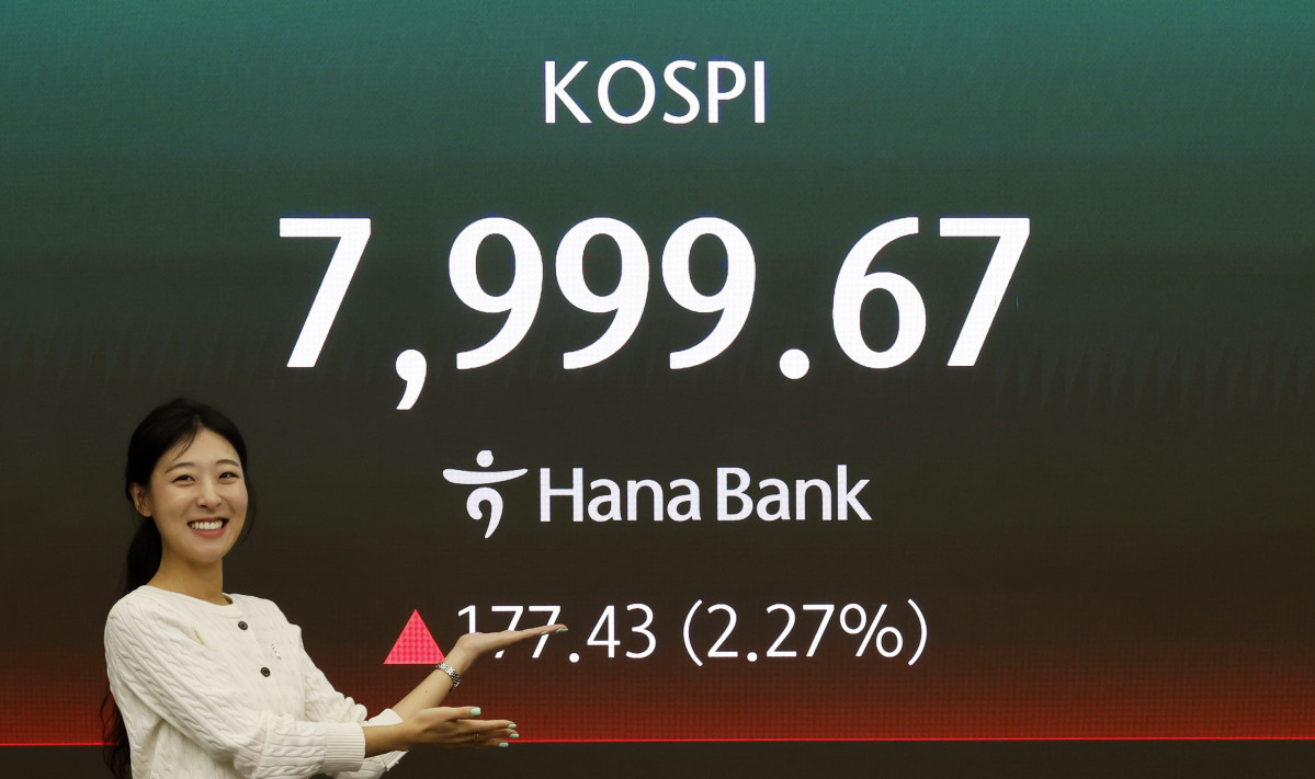 ▲코스피가 전 거래일(7822.24)보다 131.17포인트(1.68%) 상승한 7953.41에 개장한 12일 오전 서울 중구 하나은행 딜링룸 전광판에 지수가 표시 되고 있다. (출처=뉴시스)