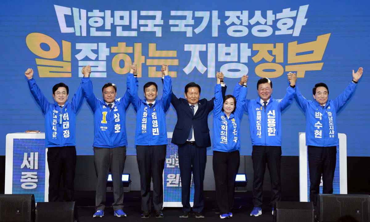 ▲더불어민주당 총괄상임선대위원장인 정청래 대표가 12일 충북 청주시 엔포드호텔에서 열린 대전·세종·충북·충남 공천자대회에 참석해 기념 촬영하고 있다. (왼쪽부터) 민주당 허태정 대전시장 후보, 조상호 세종시장 후보, 김영빈 충남 공주부여청양 국회의원 보궐선거 후보, 정 위원장, 전은수 충남 아산을 국회의원 보궐선거 후보, 신용한 충북도지사 후보, 박수현 충남도지사 후보. (연합뉴스)