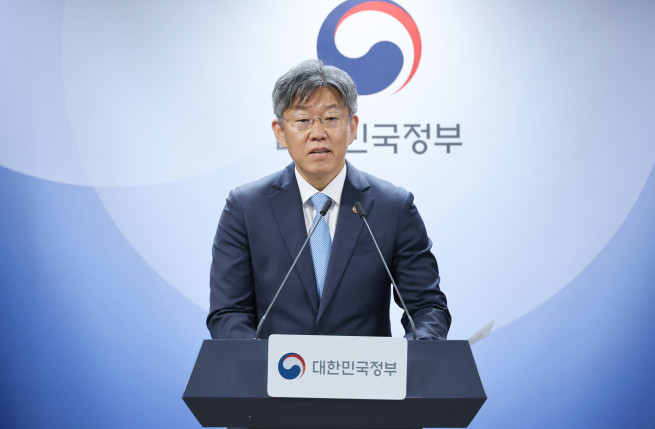 ▲김이탁 국토교통부 제1차관이 12일 오전 서울 종로구 정부서울청사에서 토지거래허가구역 실거주 의무 한시 유예 방안에 대해 설명하고 있다. (연합뉴스)