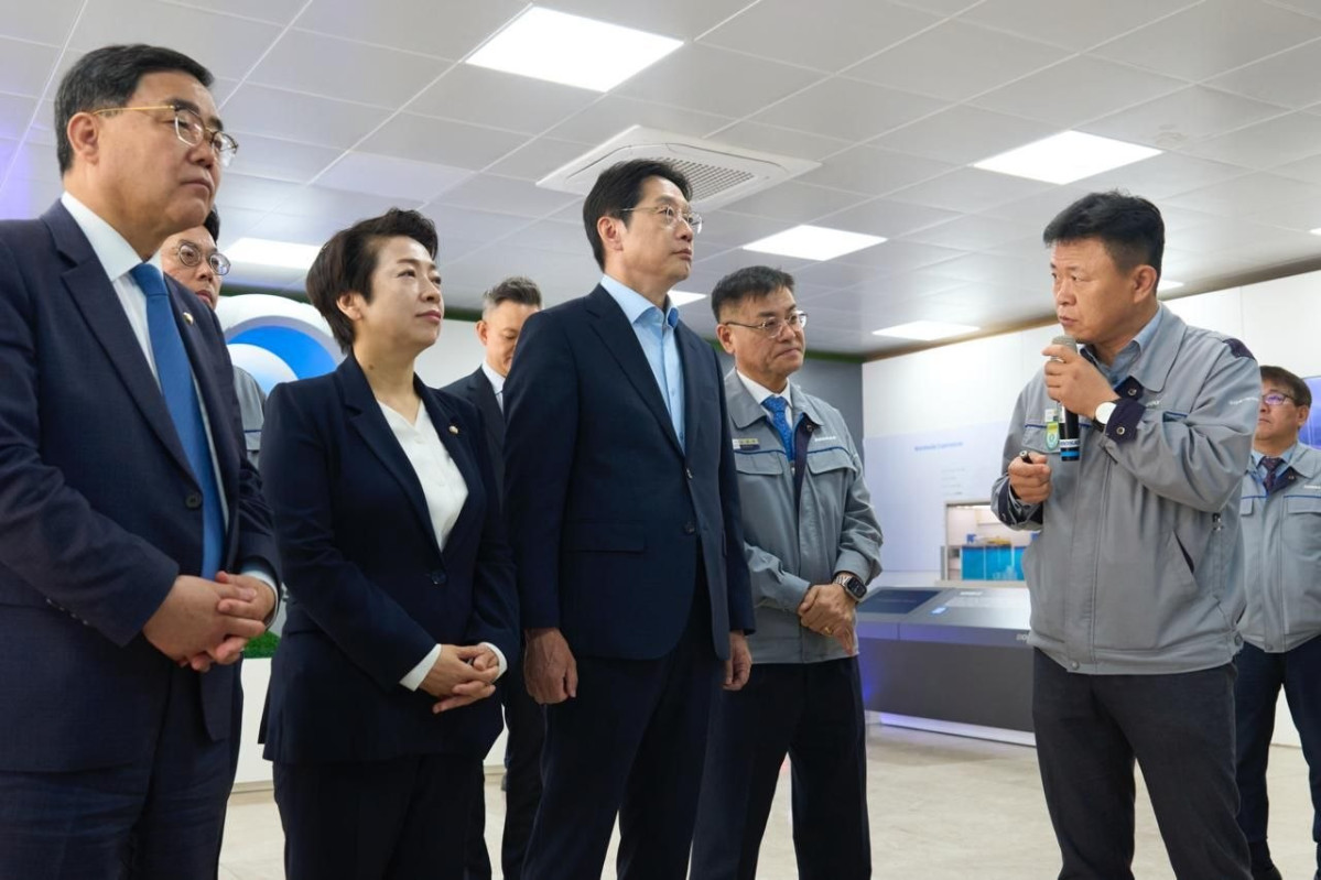 ▲김경수 더불어민주당 경남도지사 후보가 12일 경남 창원 두산에너빌리티 원자력 공장을 둘러보고 있다. (사진=김경수 후보 캠프)
