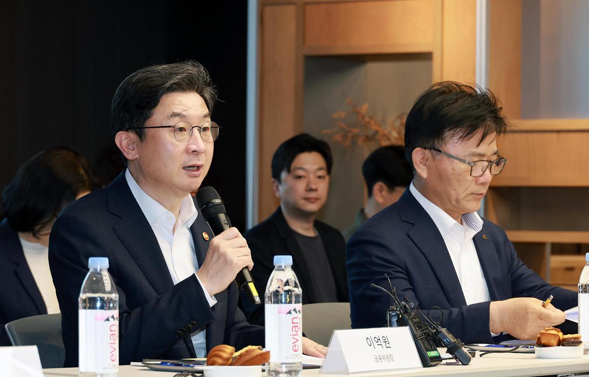 ▲이억원 금융위원장이 12일 오후 국내 대표 AI반도체 기업인 서울 강남구 퓨리오사 AI에 방문해 생산 및 연구시설을 둘러보고 대표 AI기업들과의 간담회를 주재했다. (사진제공=금융위원회)