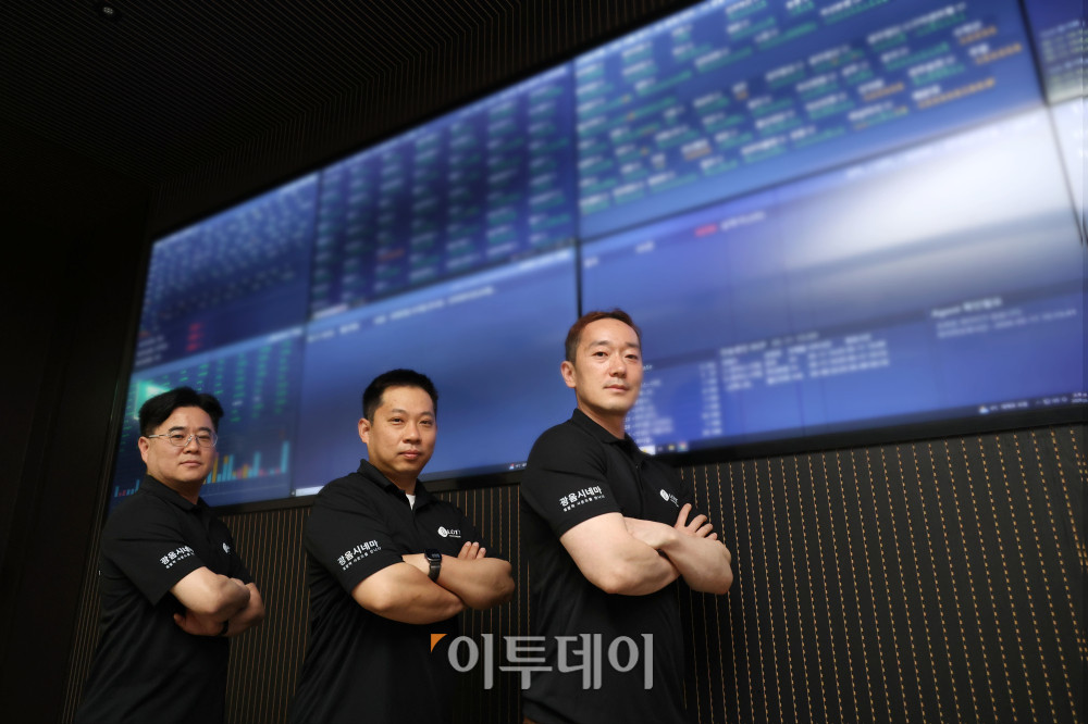 ▲롯데컬처웍스 NOC파트 윤용섭(가운데) 센터장, 우석봉(왼쪽) 권역장, 정진하 책임이 11일 서울 롯데시네마 월드타워점에서 이투데이와 인터뷰에 앞서 포즈를 취하고 있다. (고이란 기자 photoeran@)