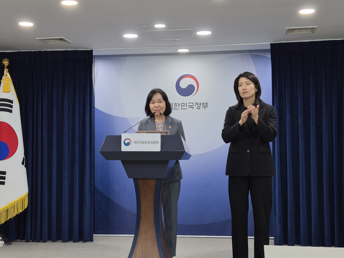 ▲12일 서울 종로구 정부서울청사에서 송경희 개인정보위원장이 브리핑을 하고 있다. 김연진 기자 yeonjin@