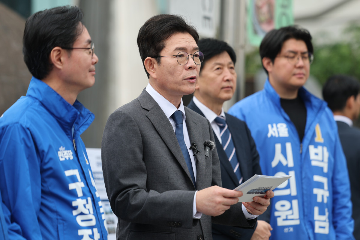 ▲더불어민주당 정원오 서울시장 후보가 12일 서울 동대문구 청량리역 광장에서 공약을 발표하고 있다. 사진=연합뉴스