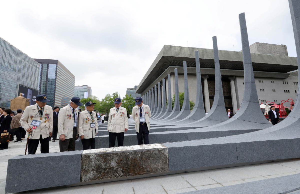 ▲12일 오전 서울 광화문광장에서 열린 '감사의 정원' 준공식이 끝난 뒤 행사에 참석한 6.25참전 용사들이  22개국 6.25참전 국가를 상징하는 조형물을 살펴보고 있다. 신태현 기자 holjjak@