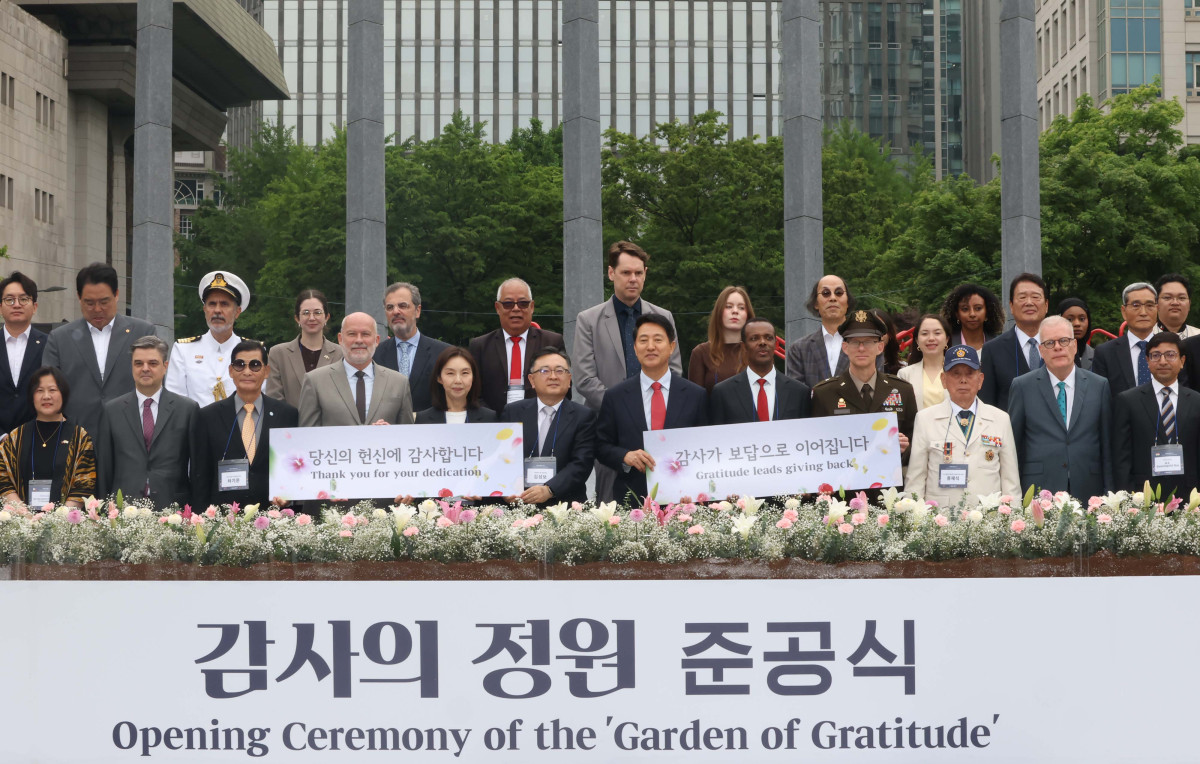 ▲12일 오전 서울 종로구 광화문광장 감사의 정원에서 준공식이 열리고 있다. 국민의힘 오세훈 서울시장 후보와 김성보 서울시장 권한대행, 6.25참전유공자회 서울시지부 류재식 대표, 관련국 주한대사 등 참석자들이 기념촬영을 하고 있다. 신태현 기자 holjjak@