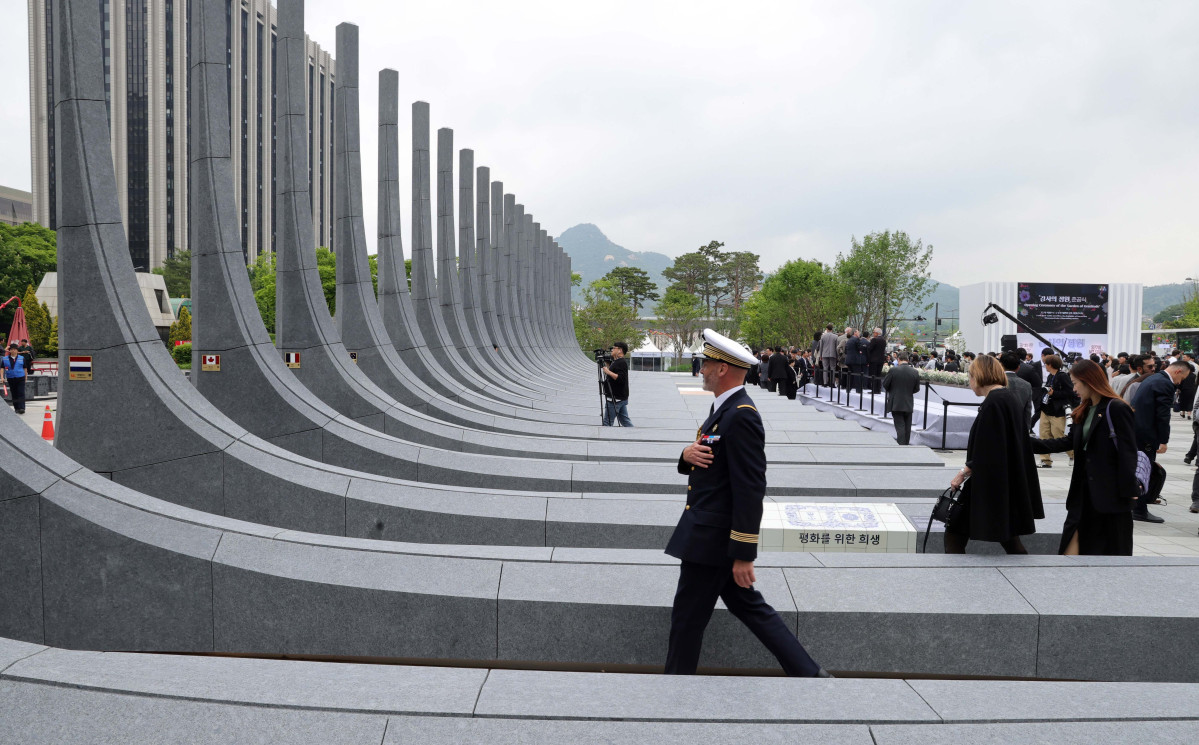 ▲12일 오전 서울 광화문광장에서 열린 '감사의 정원' 준공식이 끝난 뒤 참석한 내빈들이 22개국 6.25참전 국가를 상징하는 조형물을 살펴보고 있다. 신태현 기자 holjjak@