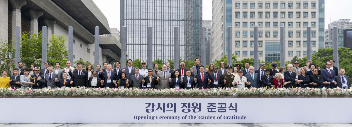 ▲12일 서울 종로구 광화문광장에서 열린 '감사의 정원 준공식'에서 오세훈 국민의힘 서울시장 후보와 6.25 참전유공자, 각국 대사들이 기념 촬영하고 있다. 신태현 기자 holjjak@