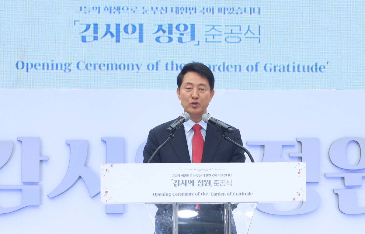 ▲12일 오전 서울 광화문광장에서 열린 '감사의 정원' 준공식에서 오세훈 국민의힘 서울시장 후보가 축사를 하고 있다. 신태현 기자 holjjak@