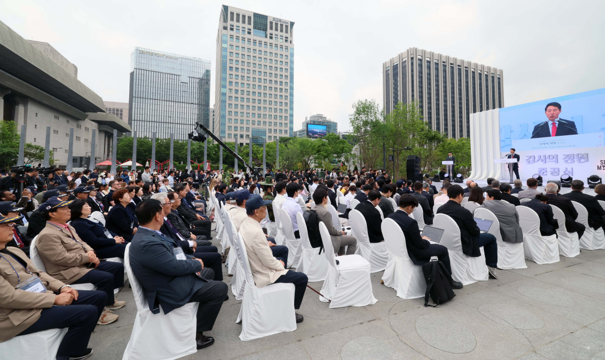 ▲12일 오전 서울 광화문광장에서 열린 '감사의 정원' 준공식에서 오세훈 국민의힘 서울시장 후보가 축사를 하고 있다. 신태현 기자 holjjak@