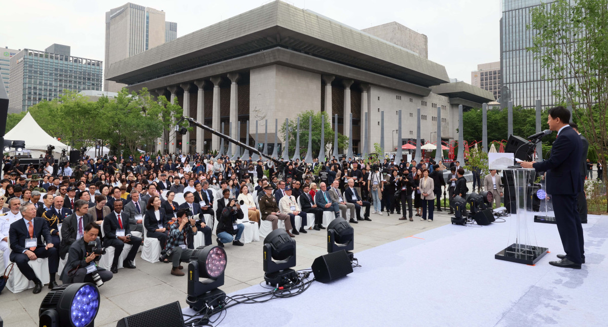 ▲12일 오전 서울 광화문광장에서 열린 '감사의 정원' 준공식에서 오세훈 국민의힘 서울시장 후보가 축사를 하고 있다. 신태현 기자 holjjak@